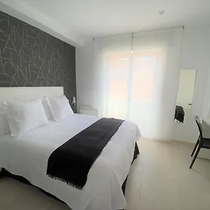 hostal-somnisarrels.catalonia-hotels.com/